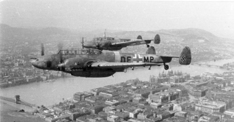 Bf 110s in flight above Budapest. 1944.Photo: Bundesarchiv, Bild 101I-669-7340-27 / Blaschka / CC-BY-SA 3.0