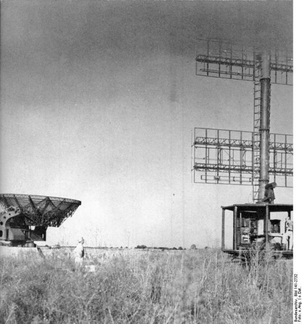 Freya (right) and Würzburg-Riese. Photo: Bundesarchiv, Bild 141-2732 / CC-BY-SA 3.0