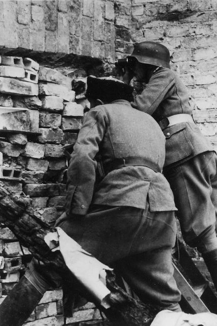 Cossack and German soldiers fighting during Warsaw Uprising. Cossack soldier probably belongs to the Russian National Liberation Army (RONA), Russian Liberation Army (ROA) or one of the several other regiments.