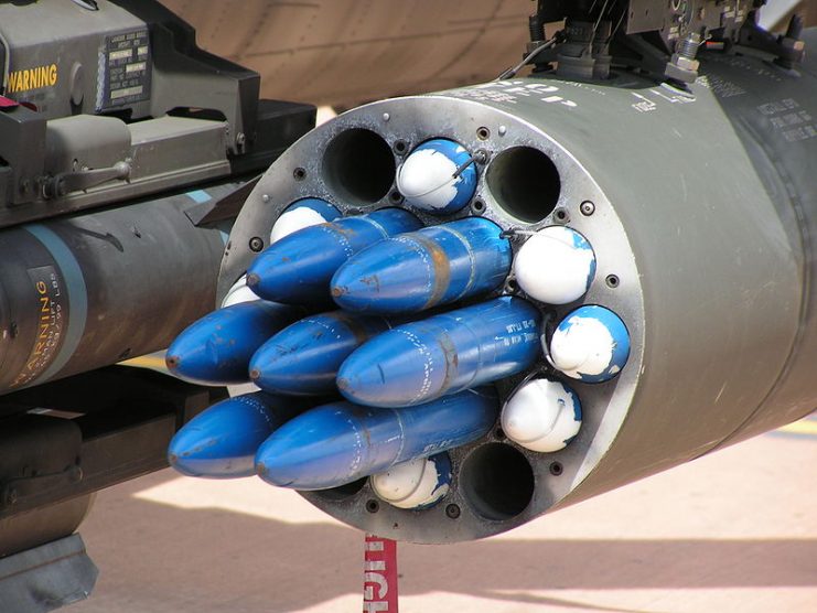 Dummy Hydra 70s in an M261 launcher on AH-64 Apache. The tips of some of the rockets are white (and the rockets are shorter in length, and they are attached to the launcher via umbilical connectors) because they have a different type of warhead and fuze. Photo: Dammit CC BY-SA 2.5