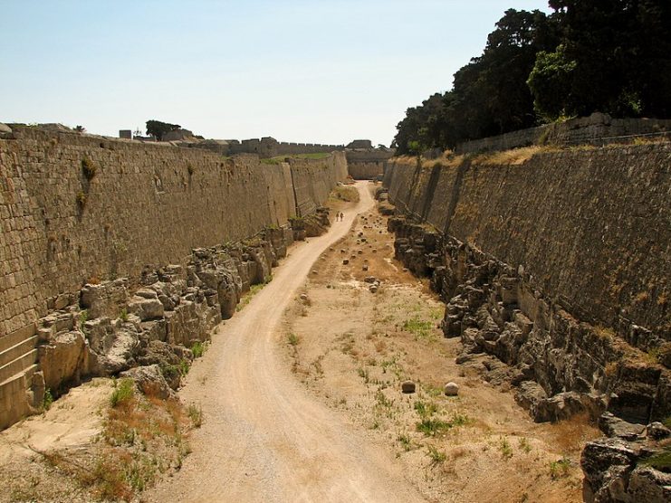 The English Post, the scene of heaviest fighting; the tenaille is on the left and the main wall is further behind it, visible in the background; on the right of the wide dry ditch is the counterscarp that the attackers had to climb down before storming the city wall. Photo: Norbert Nagel CC BY-SA 3.0