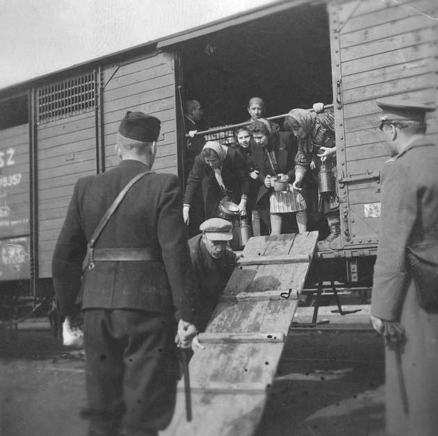 Hlinka Guardsmen force Slovak Jews onto Holocaust trains, 1942
