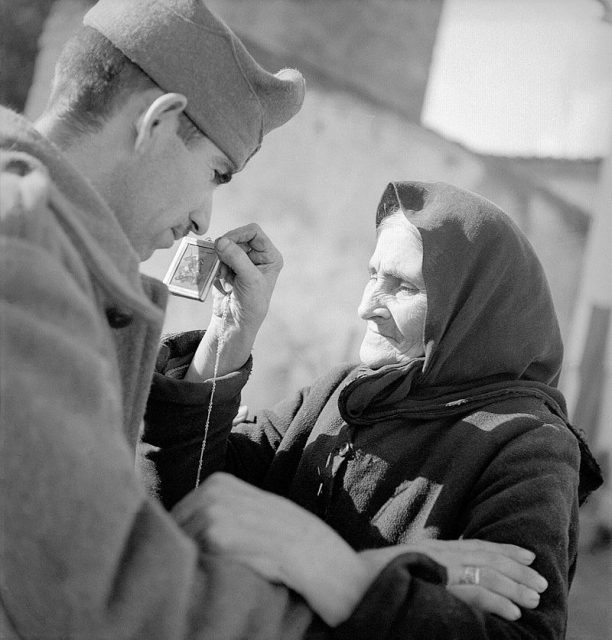 A Greek woman sees her son depart for the Albanian front. Photo: Υπουργείο Εξωτερικών CC BY-SA 2.0