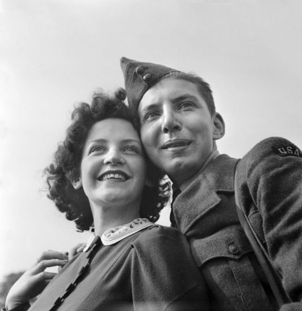 A US serviceman and a British girl in Bournemouth, England, 1941.