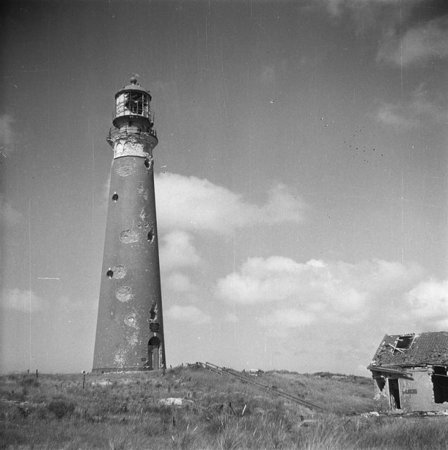Destruction on Texel after combat between Georgian and German troops. Damaged lighthouse of De Cocksdorp (Texel). Photo: Vlis CC BY SA 3.0