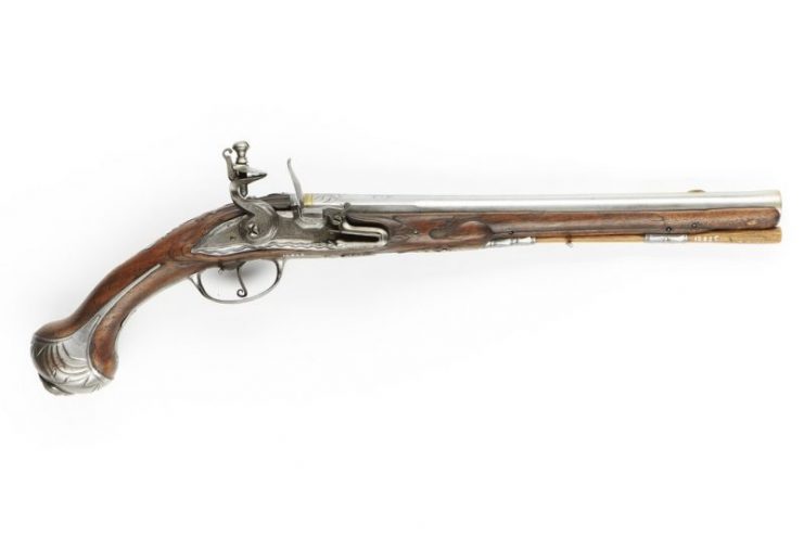 A flintlock pistol circa 1700–1730.