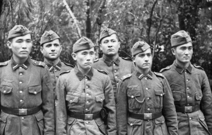 Personnel from the Turkestan Legion in France circa 1943.Photo: Bundesarchiv, Bild 101I-295-1560-21 / Müller, Karl / CC-BY-SA 3.0