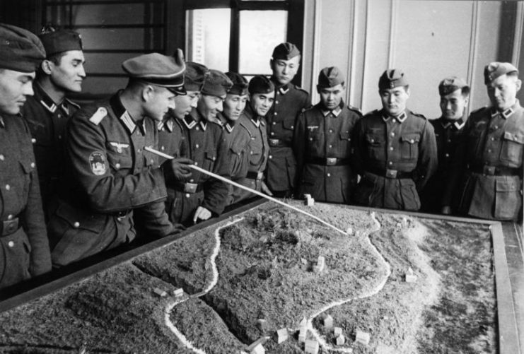 Turkestani Wehrmacht soldiers in France.Bundesarchiv, Bild 101I-295-1561-04 / Müller, Karl / CC-BY-SA 3.0