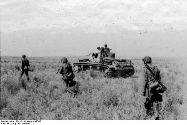 Waffen-SS infantry and armour advancing, Summer 1942. By Bundesarchiv – CC BY-SA 3.0 de