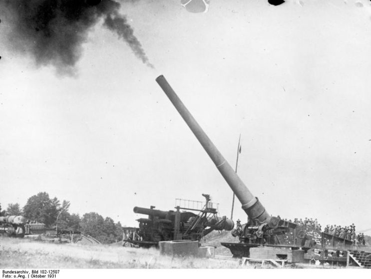 16-inch Navy MkIIMI gun firing on a US Army coast defense mount, 1931. The weapon behind it is on a disappearing carriage.Photo: Bundesarchiv, Bild 102-12507 / CC-BY-SA 3.0