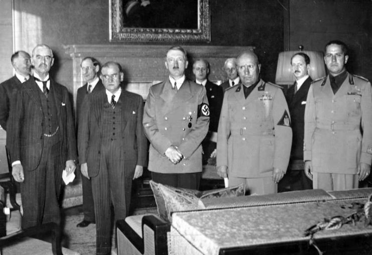 Left to right: Chamberlain, Daladier, Hitler, Mussolini, and Italian Foreign Minister Count Ciano, as they prepare to sign the Munich Agreement. Bundesarchiv, Bild 183-R69173 / CC-BY-SA 3.0