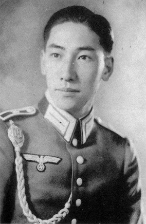 Chiang Wei-kuo as an officer candidate in the Wehrmacht. The shoulder boards indicate the rank of Fahnenjunker (cadet).