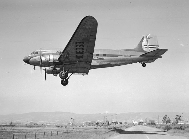 Douglas DC-3A Landing at Oakland Airport in 1940. Photo: Bill Larkins CC BY-SA 2.0.