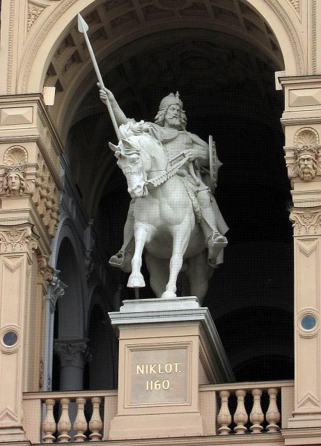 Equestrian Statue of the Obotrite prince Niklot at the Schwerin Castle.Photo: Narking CC BY-SA 3.0