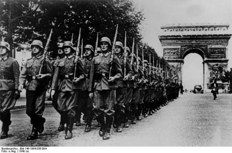 German soldiers parade on the Champs Élysées on 14 June 1940.Photo: Bundesarchiv, Bild 146-1994-036-09A CC-BY-SA