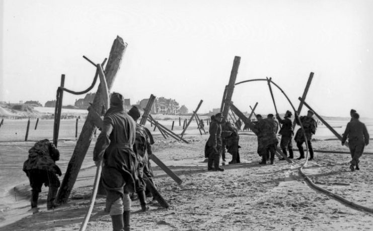 German soldiers placing landing craft obstructions, 1943.Photo: Bundesarchiv, Bild 101I-297-1716-28 / Schwoon / CC-BY-SA 3.0