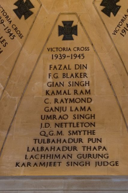 Inscription of Lachhiman Gurung VC’s name on the “Memorial Gates” at Constitution Hill, London SW1.Photo: Gorkha Warrior CC BY-SA 3.0