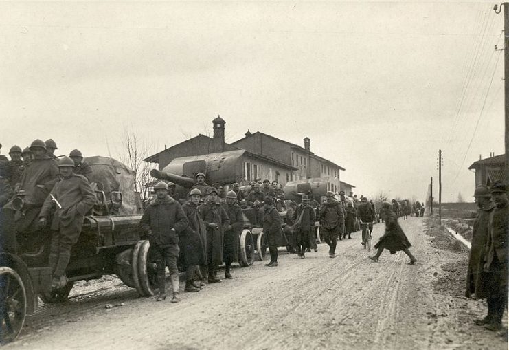 Italian 102 35 anti-air guns mounted on SPA 9000C trucks during the retreat.Photo: CC BY 2.5