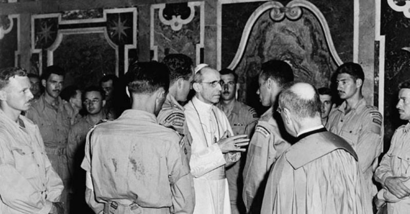 Members of the Canadian Royal 22e Regiment, in audience with Pope Pius XII, following the 1944 Liberation of Rome