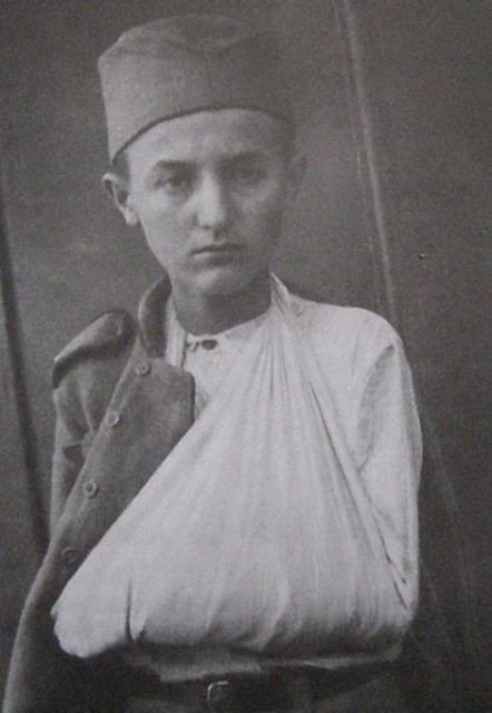 Photograph of Momčilo Gavrić with a wounded arm, 1918.