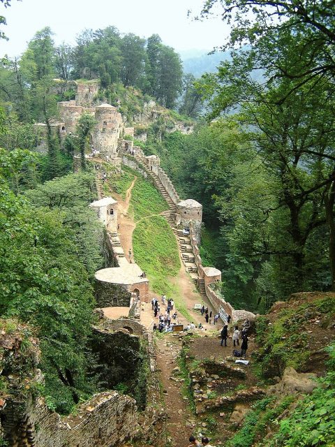 Rudkhan Castle in the Alborz mountain range – Iran.Photo: Navid.k CC BY 3.0