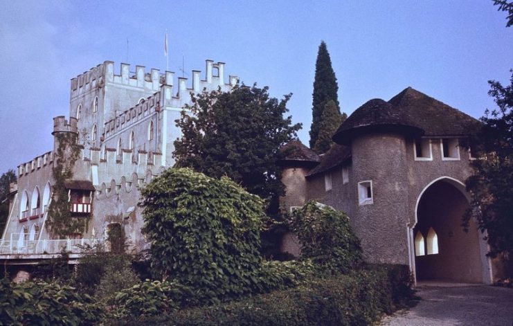 The main entrance to the castle (1979). Photo by Steve J. Morgan CC BY-SA 3.0