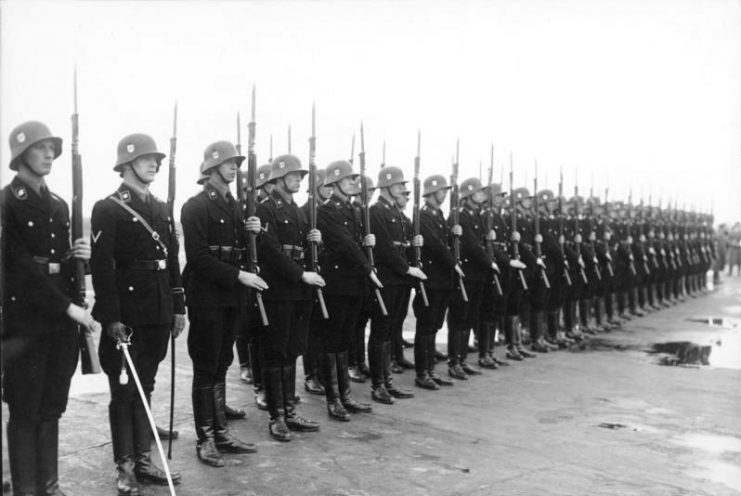 SS Troops at the Airport.Photo: Bundesarchiv, Bild 102-04458A Georg Pahl CC-BY-SA