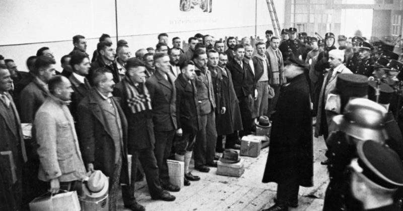 The camp commander gives a speech to prisoners about to be released as part of a pardoning action near Christmas 1933.Bundesarchiv, Bild 183-R96361 / CC-BY-SA