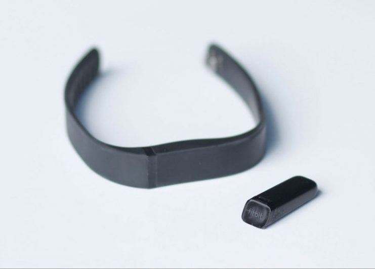 The Fitbit Flex, with the functioning unit out of the replaceable wristband Photo by MorePix CC BY-SA 3.0