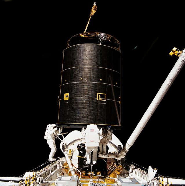 The STS-49 three-person EVA. Left to right- Richard Hieb, Akers, Pierre J. Thuot.