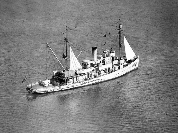 The U.S. Navy minesweeper USS Falcon (AM-28) off Pensacola, Florida (USA), on 23 December 1924.