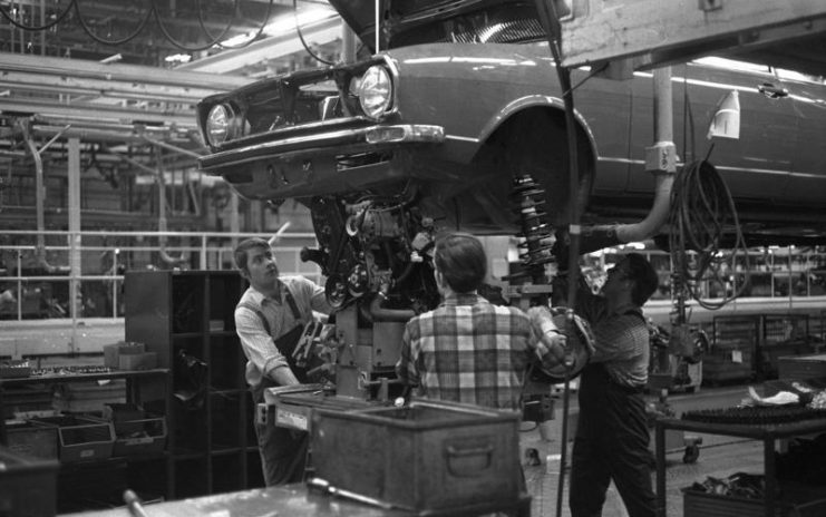 VW plant, Wolfsburg Audi 80 Assembly of the drive train.Photo Bundesarchiv, B 145 Bild-F038791-0035 : Schaack, Lothar : CC-BY-SA 3.0