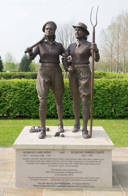 Women’s Land Army and Women’s Timber Corps Memorial. Photo: DeFacto / CC BY-SA 4.0