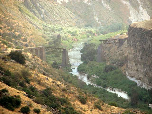 Yarmouk bridge ruins. Photo: Effib / CC BY-SA 3.0