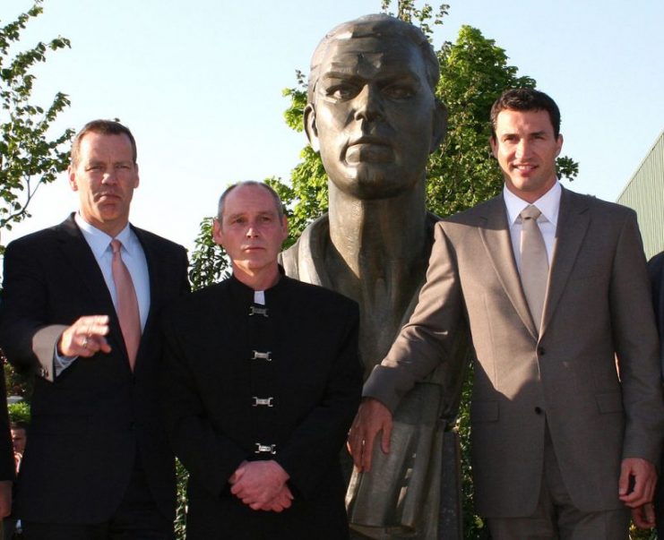 Henry Maske and Wladimir Klitschko, after the unveiling of the Max Schmeling monument in Hollenstedt on 21 May 2010