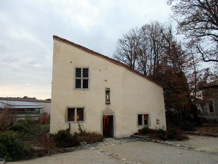 Joan’s birthplace in Domrémy is now a museum. The village church where she attended Mass is to the right, behind the trees.Photo: Arnaud 25 CC BY-SA 4.0