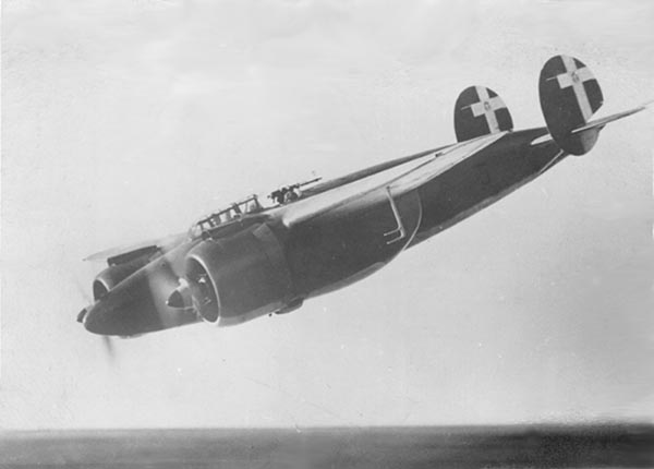 A Breda Ba.88 entering a shallow dive. Photo by Elwood CC BY-SA 3.0