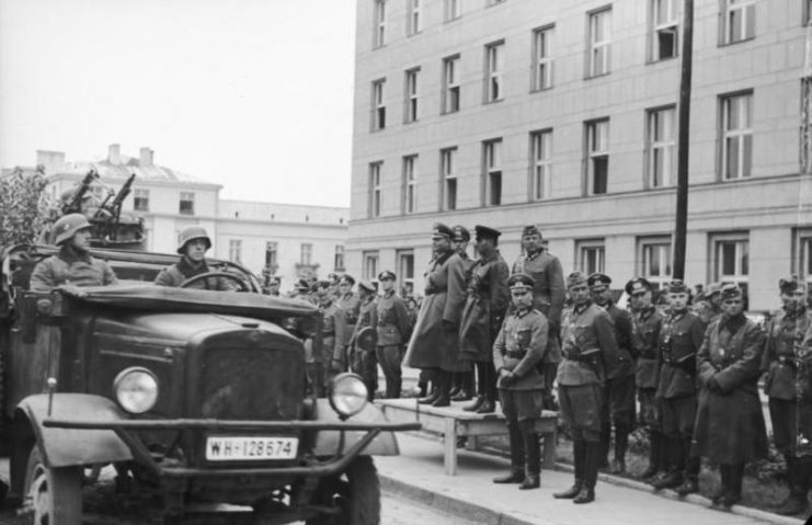 German–Soviet military parade in Brest-Litovsk at the conclusion of the Invasion of Poland, 1939. Photo: Bundesarchiv, Bild 101I-121-0011A-23 / CC-BY-SA 3.0.