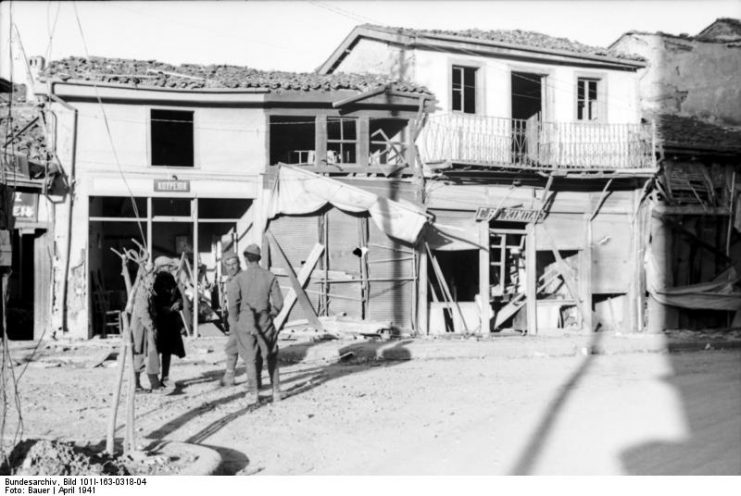 Greece, damaged buildings in town. By Bundesarchiv / Bauer / CC-BY-SA 3.0 de