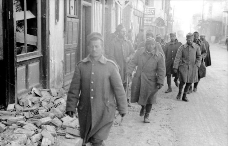 Retreating Greek soldiers, April 1941Bundesarchiv, Bild 101I-163-0318-09 / Bauer / CC-BY-SA 3.0 de
