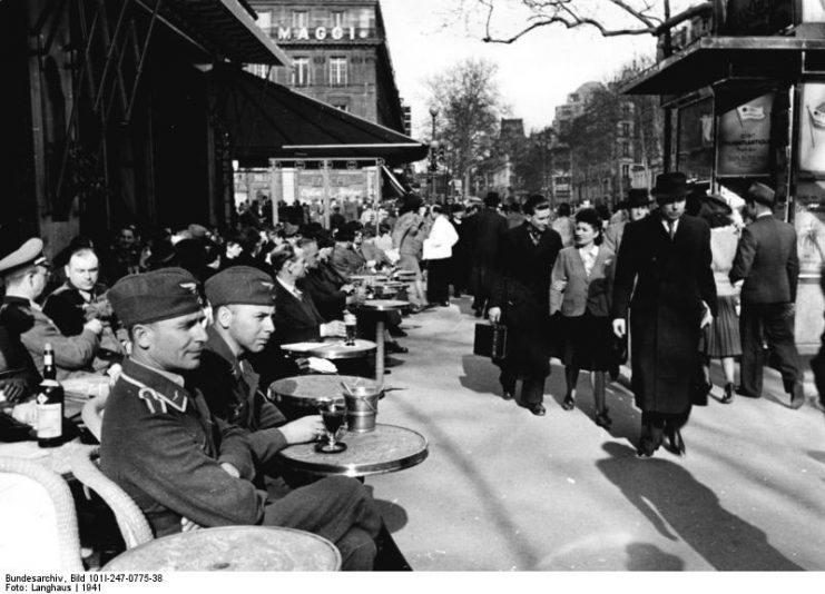 German Luftwaffe soldiers at a Paris café, 1941. Bundesarchiv, Bild 101I-247-0775-38 / Langhaus / CC-BY-SA 3.0 de