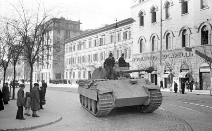 German panzer in Rome, 1944. Photo by Bundesarchiv, Bild 101I-310-0884-16/Fraß/CC-BY-SA 3.0