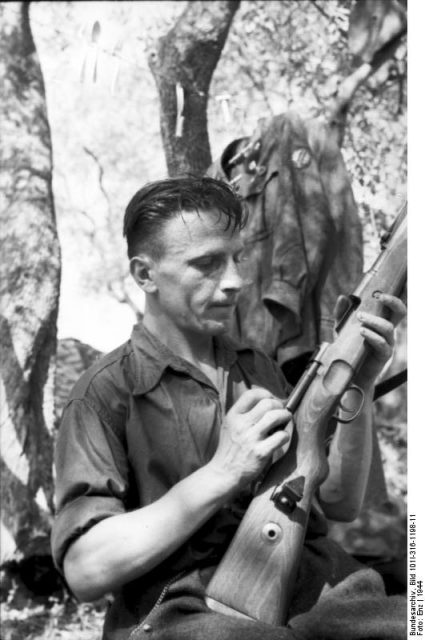 An Italian soldier on the Gothic Line, late 1944Bundesarchiv, Bild 101I-316-1198-11 / Enz / CC-BY-SA 3.0