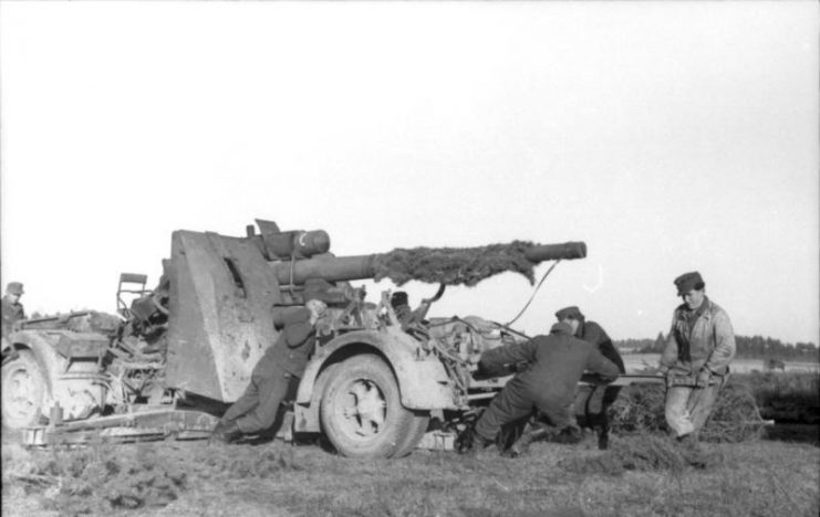 Manhandling an 88 on the Russian front.Bundesarchiv, Bild 101I-724-0135-13 / Briecke / CC-BY-SA 3.0