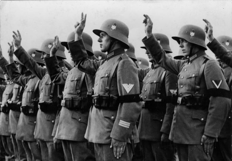 German Reichswehr soldiers wearing WW1 Stahlhelms, but with the new insignia.Photo: Bundesarchiv, Bild 102-16108A / CC-BY-SA 3.0