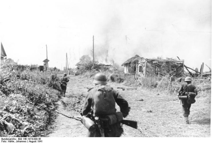 Men from a German forward detachment attack a Soviet village west of Kiev in August 1941.Photo: Bundesarchiv, Bild 146-1974-099-45 / Hähle, Johannes / CC-BY-SA 3.0