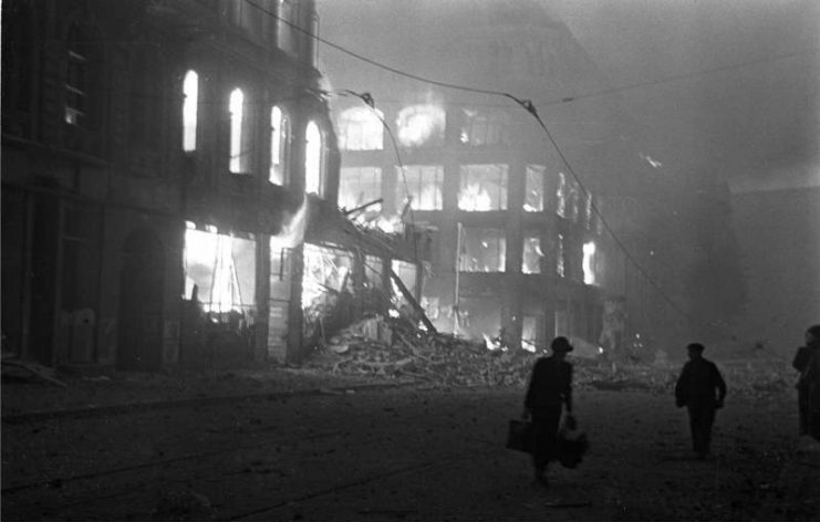 Bombing of Berlin. Bundesarchiv, Bild 183-J30142 / CC-BY-SA 3.0