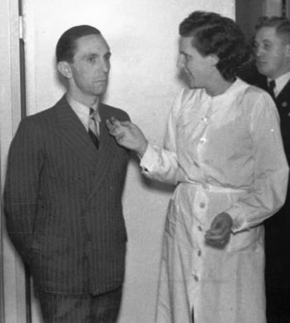Riefenstahl in conversation with Propaganda Minister Joseph Goebbels, 1937.Photo: Bundesarchiv, Bild 183-S34639 / CC-BY-SA 3.0