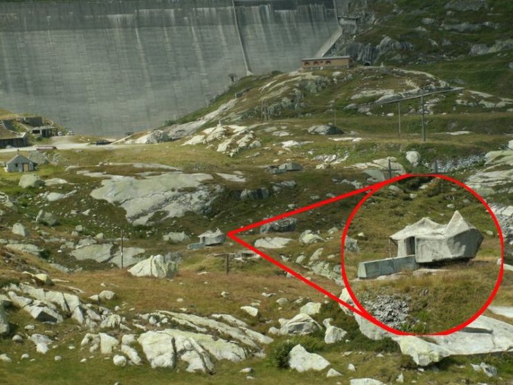 Camouflaged cannon at the Lucendro dam in the Gotthard region. It has a 105 mm calibre and fires up to range of 17 kilometres (11 mi).Photo: Clément Dominik CC BY-SA 3.0