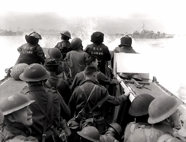 Canadian troops moving towards Juno